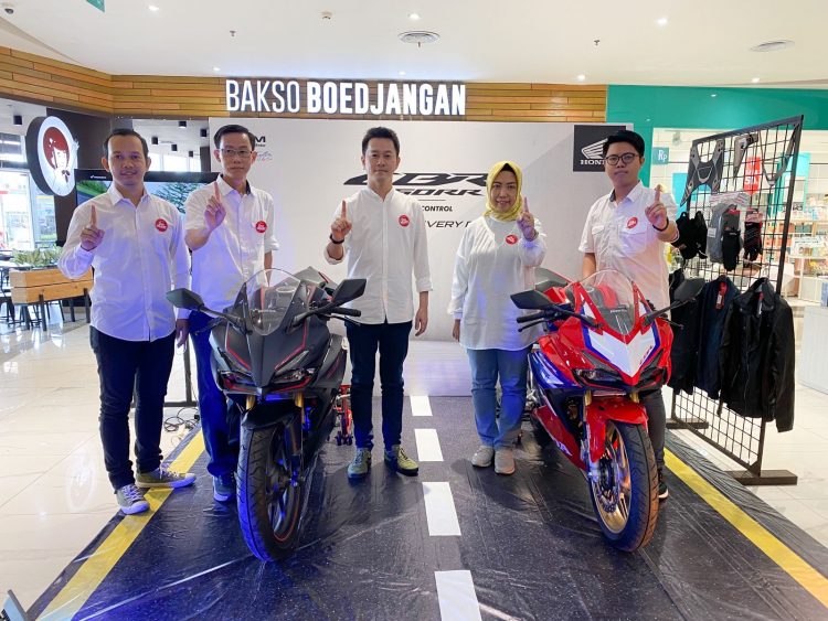 Lauching New CBR250RR Foto Bersama GM.Marketing Sinsen Jambi (Dok Ist).