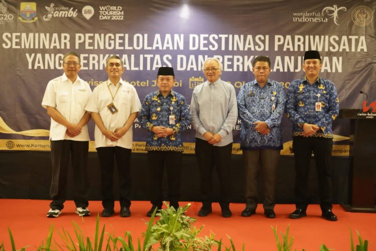 Gubernur Jambi Foto Bersama Di Pembukaan Seminar Pengolahan Destinasi Wisata (Foto:Tim Kominfo)