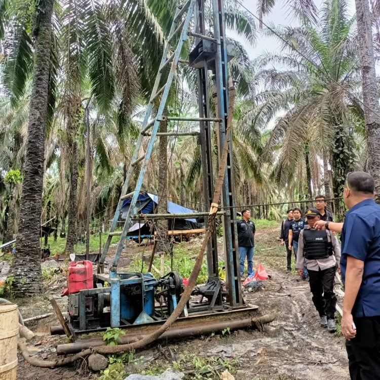 Tim Kepolisian Cek Lokasi ilegal drilling (Dok Ist)