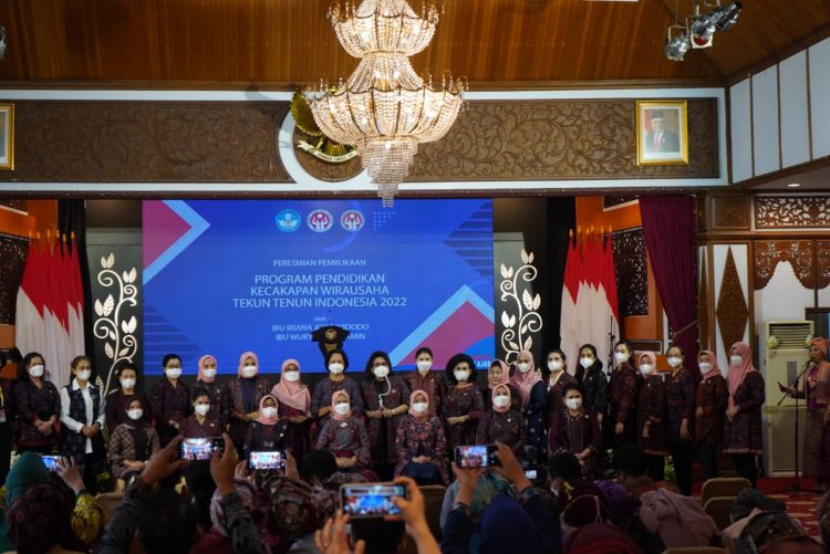 Ibu Negara Foto Bersama Para Ketua PKK Se-Provinsi Jambi (Foto:Tim Kominfo)