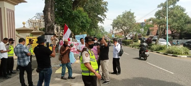 Aksi Demo Depan Gerbang Mapolda Jambi (Dok Ist)