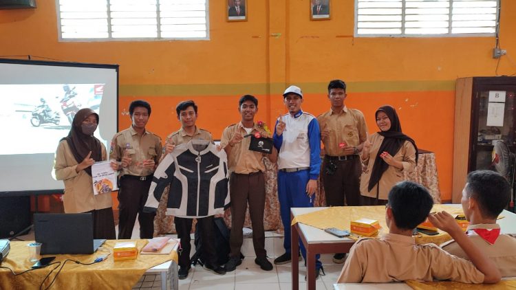 Instruktur Safety Riding Honda Foto Bersama Siswa Sekolah (Dok Humas Sinsen)