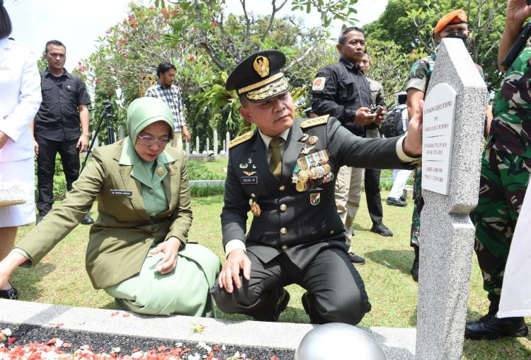 Kasad beserta Istri Ziarah ke Makam Tokoh Nasional (Foto:Dispenad)