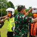 pemakaian helm secara simbolis kepada perwakilan apel oleh Kapolda jambi, Danrem 042/Gapu (Dok Tim Humas Gapu 042)