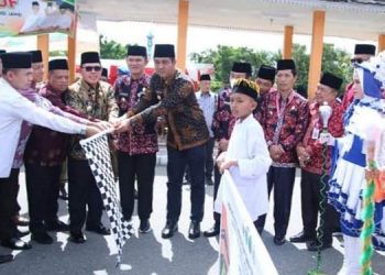 Walikota Sungaipenuh, Ahmadi Zubir, melepas peserta Pawai Ta’aruf  (MTQ) (Dok Ist)