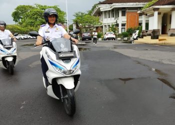 Kadis Perhubungan Provinsi Bali Dr. Ir. I Gde Wayan Samsi Gunarta Tes Drive  Honda PCX Electric (Sumber Foto :Humas Honda Pusat).