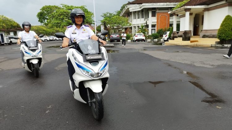 Kadis Perhubungan Provinsi Bali Dr. Ir. I Gde Wayan Samsi Gunarta Tes Drive  Honda PCX Electric (Sumber Foto :Humas Honda Pusat).