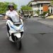 Kadis Perhubungan Provinsi Bali Dr. Ir. I Gde Wayan Samsi Gunarta Tes Drive  Honda PCX Electric (Sumber Foto :Humas Honda Pusat).