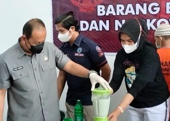 Kepala BNN Provinsi Jambi Brigjen Pol Wisnu Handoko Memusnaka BB Narkotika (Dok Ist).