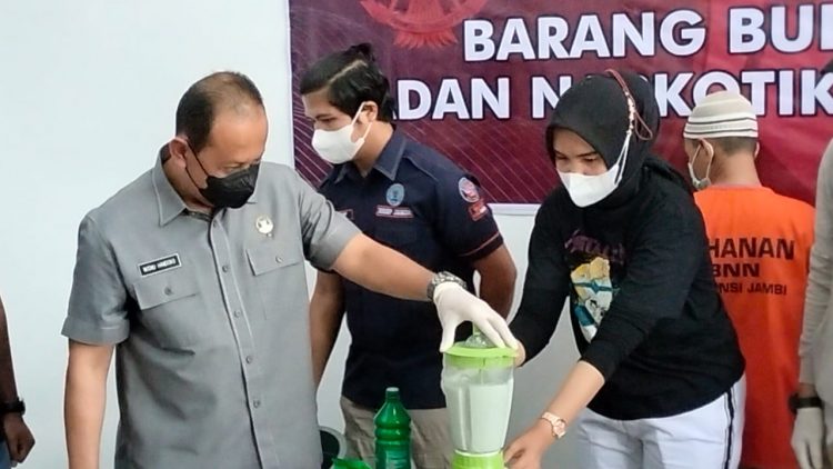 Kepala BNN Provinsi Jambi Brigjen Pol Wisnu Handoko Memusnaka BB Narkotika (Dok Ist).