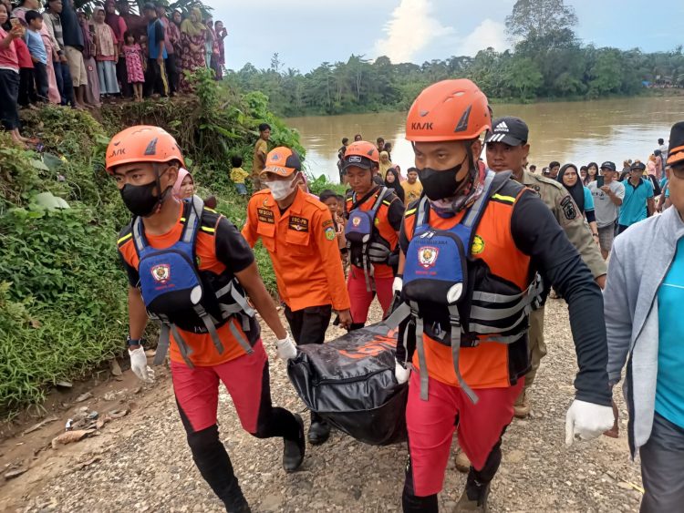 Tim Sar Evakuasi Jenazah kecelakaan kapal ponton (Foto:Tim Basarnas)