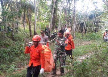 Tim Sar Gabungan Membawa Jenazah Ahmad Sabri (Foto:HUmas Basarnas}.