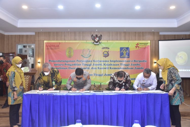 Kapolda Jambi Irjen Pol. Rusdi Hartono melakukan Penandatanganan Perjanjian Kerjasama Implementasi e-Berpadu antara Ketua Pengadilan Tinggi Jambi dengan aparat penegak hukum di wilayah Jambi. (Dok Div Humas Polda Jambi)