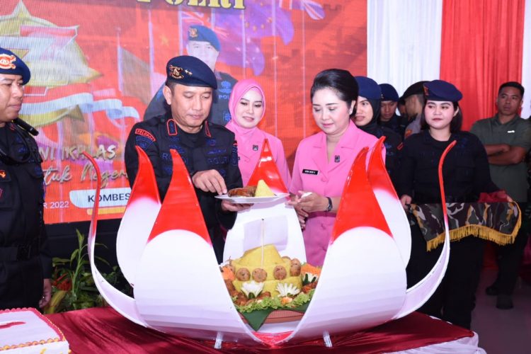 Kapolda Jambi Irjen Pol. Rusdi Hartono Beserta Istri Pemotongan Tumpeng Hut- 77 Korps Brimob (Dok Div Humas Polda Jambi)