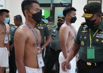 Komandan Korem 042/Gapu Brigjen TNI Supriono, S.IP., M.M., memantau langsung pelaksanaan tes kesehatan bagi para calon Perwira Prajurit Karier (PA PK) TNI TA 2022.(Foto:Penrem 042/Gapu)