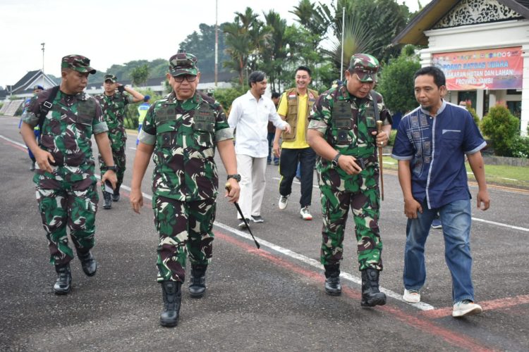 Pangdam II/Sriwijaya, Mayjen TNI Hilman Hadi tampak berjalan eks VIP Bandara Sultan Thaha Syaifudin Jambi (Foto Penrem Gapu 042)