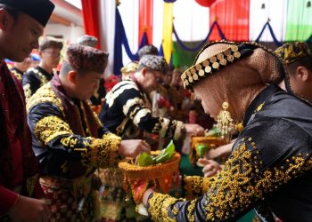 Hut Sungai Penuh Gubernur Jambi Serta Ketua DPRD Prov.Jambi Disambut Tarian Khas Kab.Sungai Penuh (Foto Tim Kominfo Jambi)