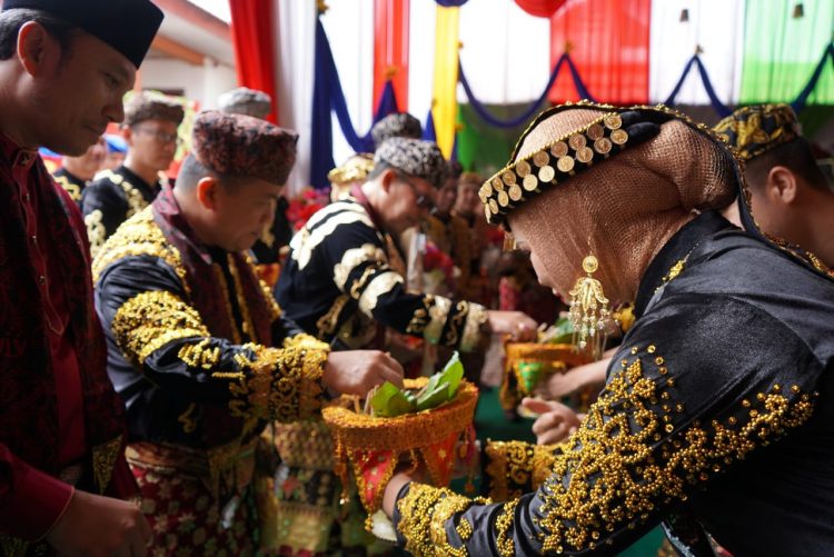 Hut Sungai Penuh Gubernur Jambi Serta Ketua DPRD Prov.Jambi Disambut Tarian Khas Kab.Sungai Penuh (Foto Tim Kominfo Jambi)