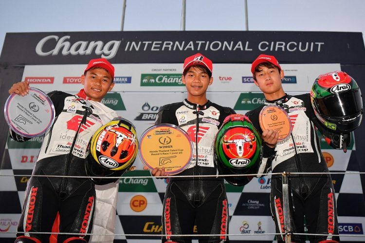 Caption Photo :
AHM_TTC.05. 01 : Pebalap binaan AHM, Decksa Almer Alfarezel (Kiri) berhasil meraih podium kedua pada race pertama putaran ke-5 di ajang Thailand Talent Cup (TTC) yang digelar di Chang International Circuit - Thailand (4-5/11).(Dok Honda)