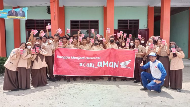 Instruktur Safety Riding Honda Sinsen Foto Bersama Siswi dan siswa Sekolah (Dok Ist)