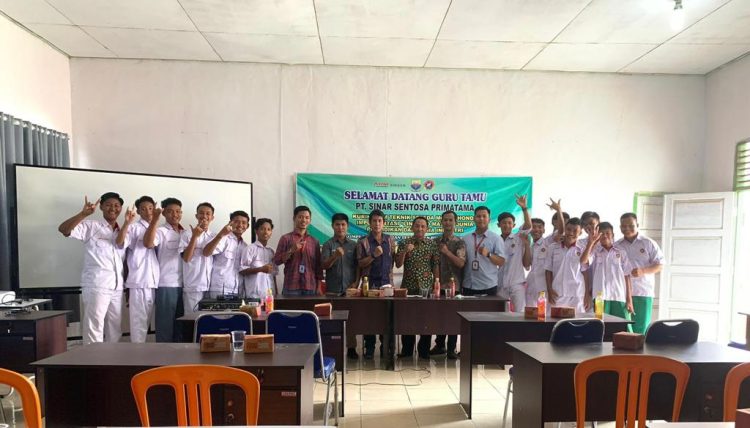 Sinsen Foto Bersama SMK 4 Merangin dan SMK 9 Bungo untuk melakukan kegiatan Kurikulum Teknik sepeda motor Honda (Dok Ist)