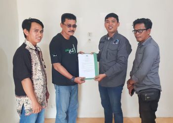 Ketua DPD PJS Jambi, Wahyu Jati menyerahkan Surat Keputusan (SK) DPC PJS Batanghari,(Dok Ist)