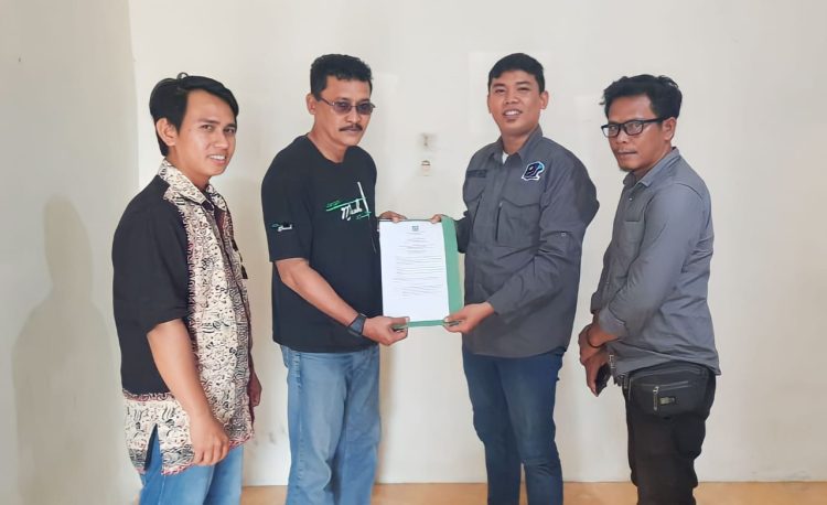 Ketua DPD PJS Jambi, Wahyu Jati menyerahkan Surat Keputusan (SK) DPC PJS Batanghari,(Dok Ist)