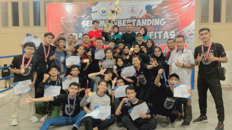 Para Cabor Muaythai Kota Jambi serta Pengurus Mendapatkan Juara Umum Kejurprov (Dok foto: RAMNews. Id)