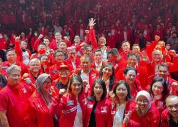 Bo Tigor Selfie bareng dengan Para Pengurus PSI dan Para Ketua PSI SE Indonesia (Dok foto:Div Humas PSI DPP)