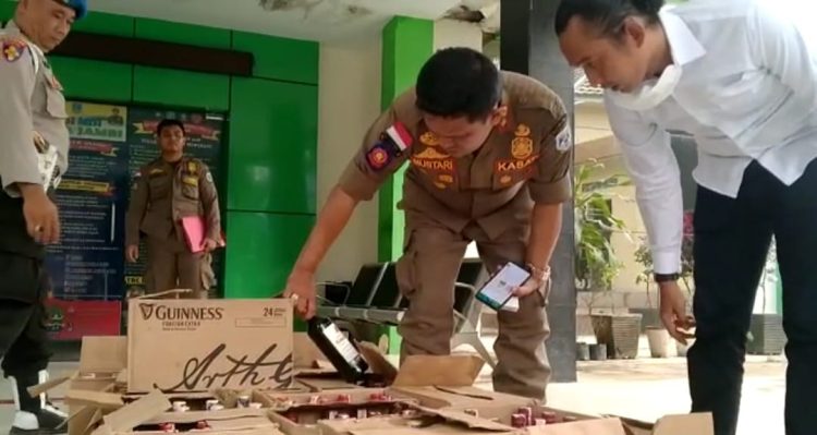 Kasat Pol PP Mustari Affandi Tampak Mengecek Minuman Minol (Dok Foto:Wartawan RAMNews.id)