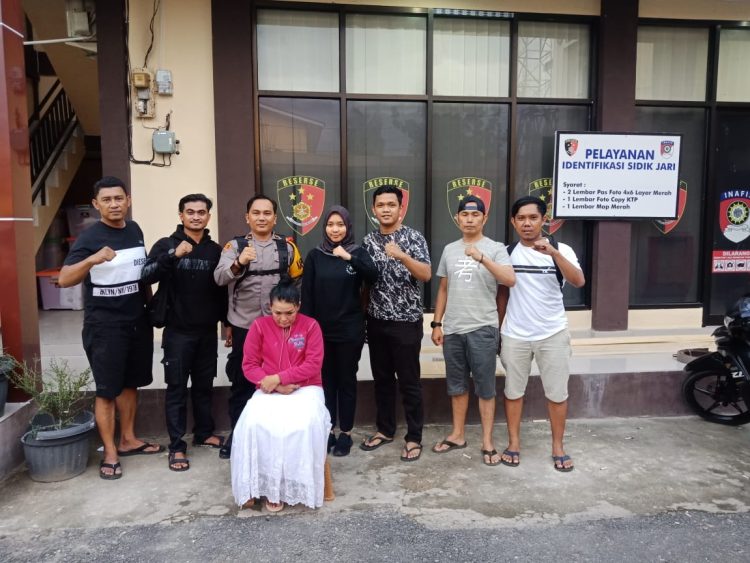 Tim Elang Opsnal Sat Reskrim Polres Merangin Bersama Pelaku Penggelapan Uang (Dok Ist)