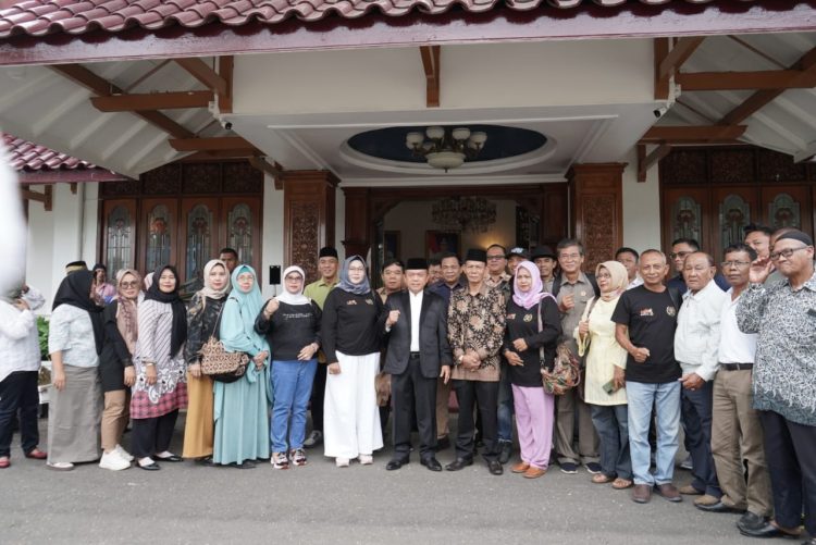 Gubernur Jambi Foto Bersama Pengurus PWI Prov. Jambi (Dok Foto:Kominfo)