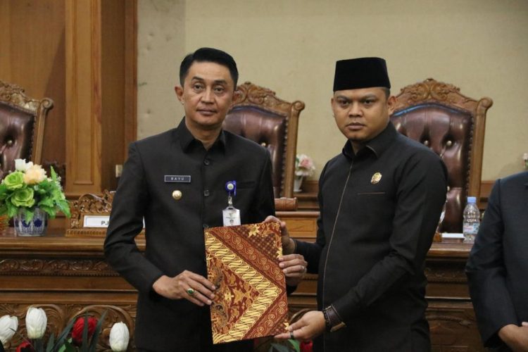 Foto Bersama Pj.Bupati  bersama Ketua DPRD Kab.Muaro Jambi (Dok Foto :Humas DPRD Muaro Jambi)