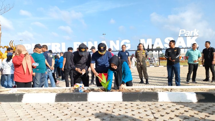 Gubernur Jambi beserta Istri dan Kadis PUPR Prov Jambi Sedang Menanam Pinang (Dok Foto:Kominfo Prov. Jambi)