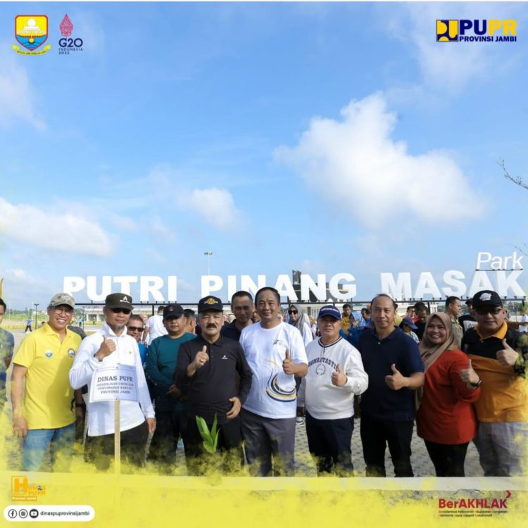 Kadis PUPR Provinsi Jambi Foto Bersama Staff PUPR Jambi (Dok Foto:Instgram @dinaspuprovinsijambi)