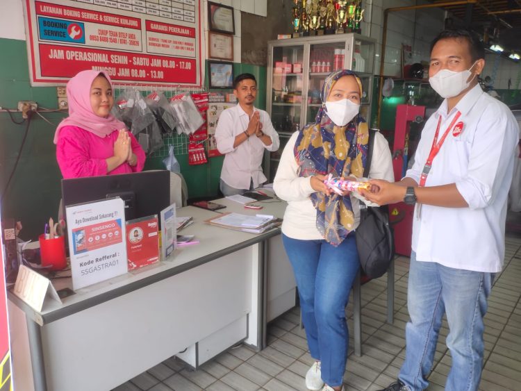 Karyawan Sinsen Bagi Coklat kepada Konsumen (Dok Foto:Humas Sinsen)