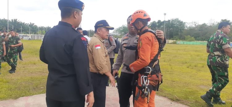 Tapak Gubernur Jambi bersama Kepolisian Mengucapkan Selamat kepadasalah satu Tim Evakuasi (Dok Foto:Humas Basarnas Jambi)