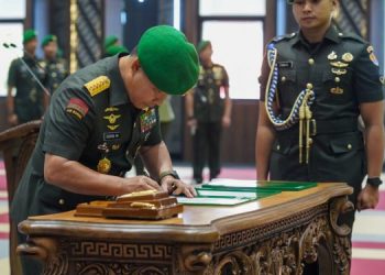 Kepala Staf Angkatan Darat (Kasad), Jenderal TNI Dudung Abdurachman, memimpin acara serah terima jabatan (Dok Foto :Dispenad)