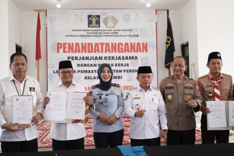 Gubernur Jambi Beserta Wawako jambi Dan jajaran pejabat Foto Bersama (Dok Foto :Kominfo Jambi)