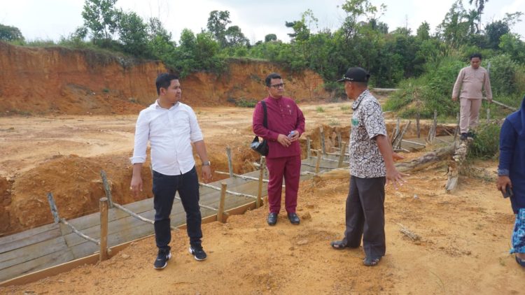 Tampak Yasir Komisi III DPRD Kota Jambi Berbincang bersama RT. (Dok Foto:Dok Ist)