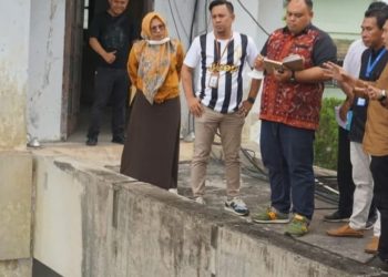 Ketua Komisi II Junedi Singarimbun bersama Sekretarian Dewan Kota Jambi mengunjungi PDAM Kota Jambi (Dok Foto:Humas DPRD Kota Jambi)