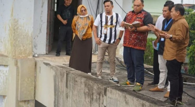 Ketua Komisi II Junedi Singarimbun bersama Sekretarian Dewan Kota Jambi mengunjungi PDAM Kota Jambi (Dok Foto:Humas DPRD Kota Jambi)