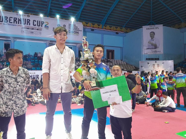 Kabid Dispora Rino Menyerahkan Langsung Piala Kepada Juara Taekwondo (Dok Foto:Chr Ramnews.id)