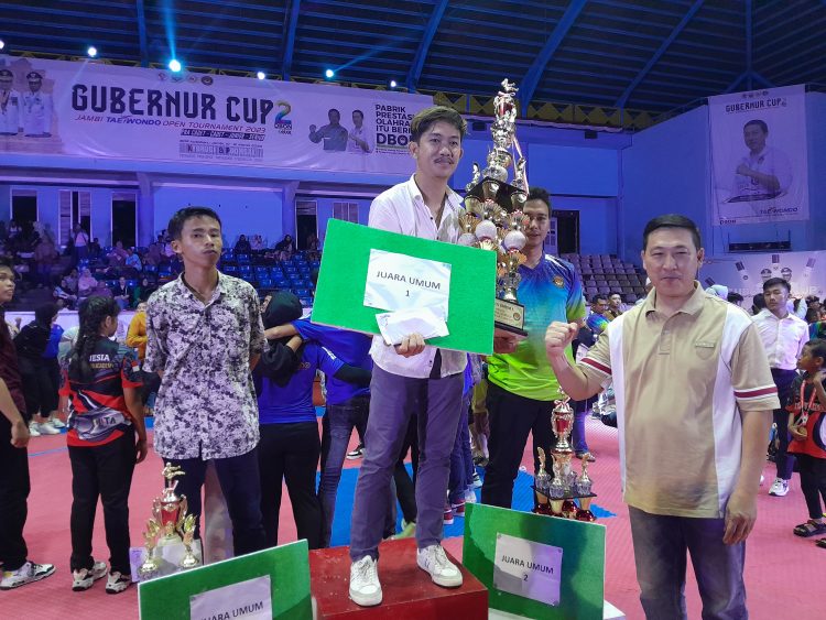 Budi Yako Ketua umum Taekwondo Jambi Mengasih Piala Langsung Kepada Juara Umum Ajang Gubernur Cup II (Dok Foto:Chr Ramnews.id)