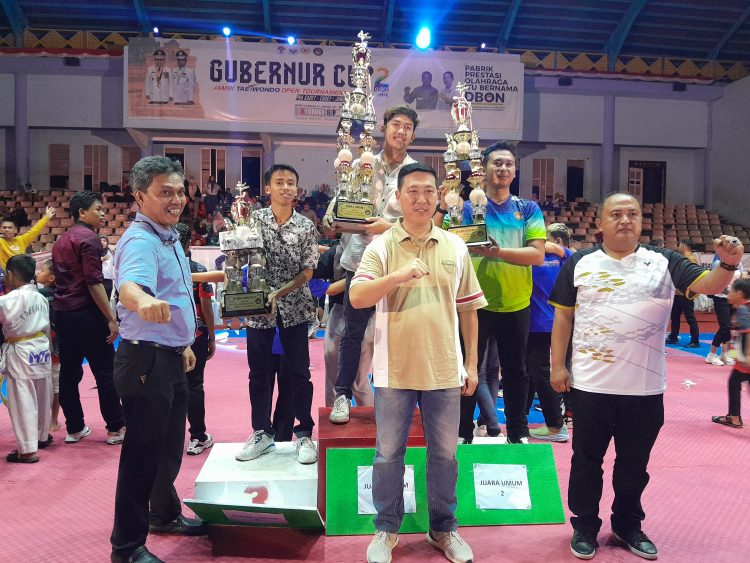 Para Juara Cabor Taekwondo Piala Gubernur Cup II Foto Bersama Ketua TI Jambi Dan Dispora Jambi(Chr Ramnews.id)