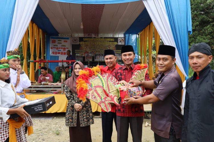 Krua DPRD Prov.Jambi Menyerahkan Bantuan Alat Tradisinal ke Panguyuban Singkut (Dok Foto: Humas DPRD Prov.Jambi)