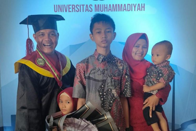 Bripka Rahmada Akbari Beserta Keluarga Hadiri Wisuda (Dok Foto:Hendra Ramnews.id