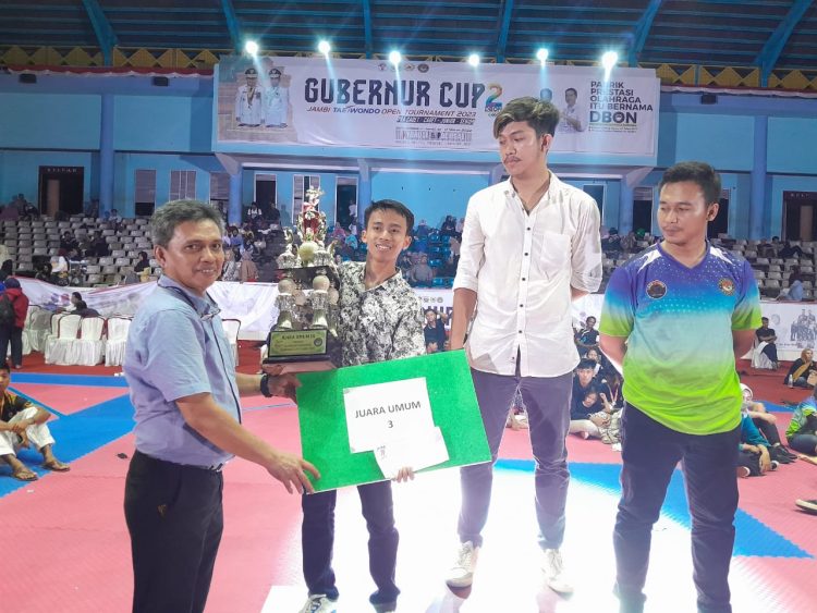 Ketua Penyelenggara Taekwondo Memberi Langsung Piala Kepada Juara Umum 3 (Dok Foto:Chr Ramnews.id)