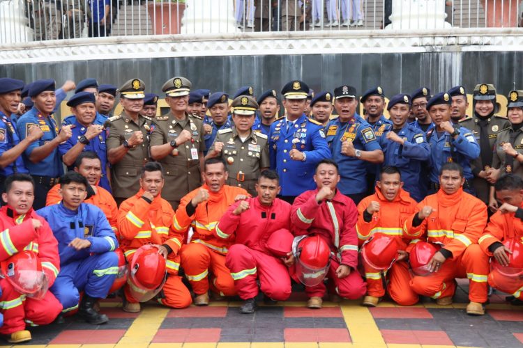 Gubernur Jambi Foto Bersama Kasat Poll PP dan Kadis Damkar Kota Jambi Beserta Anggota (Dok Foto:Humas Komimfo Jambi )