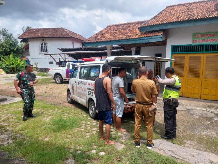 Tampak Polisi dan masyarakat Setempat menurunkan Korban dari ambulance (Dok Foto:Agt Ramnews.id)